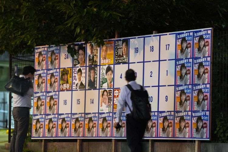 Poster seksual yang memenuhi papan kampanye di daerah Taito (Kyodo News).