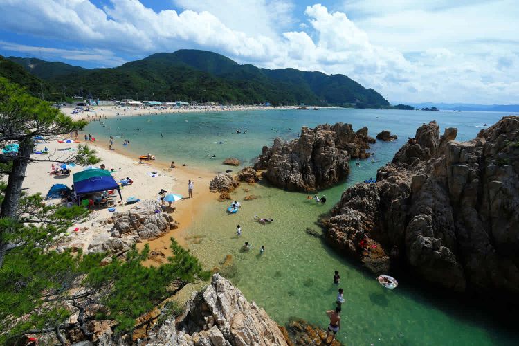 Pantai Suishohama yang ramai dengan pengunjung (Enjoy Fukui).