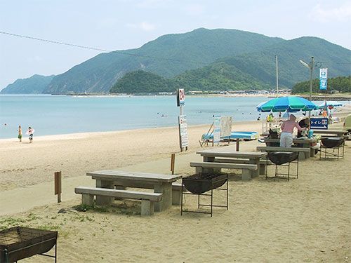 Kamu bisa barbekyu di Pantai Shirahama (Visit Takahama).