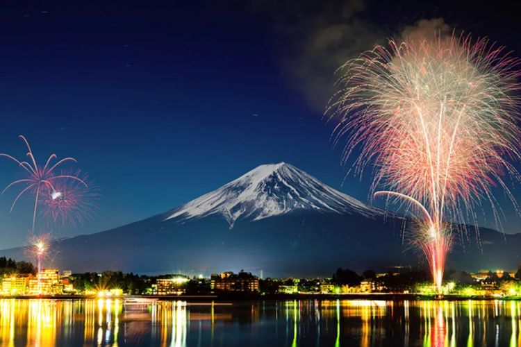 Festival kembang api berlatar Gunung Fuji (JNTO).