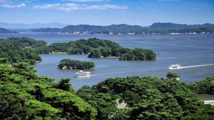 Teluk Matsushima di Prefektur Miyagi dengan pulau-pulau kecil yang bisa dikunjungi dengan kapal