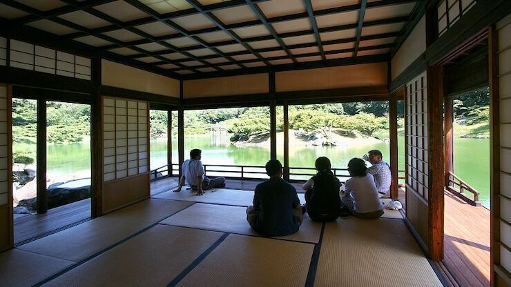Bersantai dan mengobrol sambil menikmati danau di Ritsurin Koen (Japan Guide).