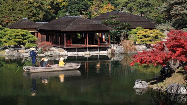 Mengelilingi danau di taman dengan perahu Wasen (Visit Kagawa).