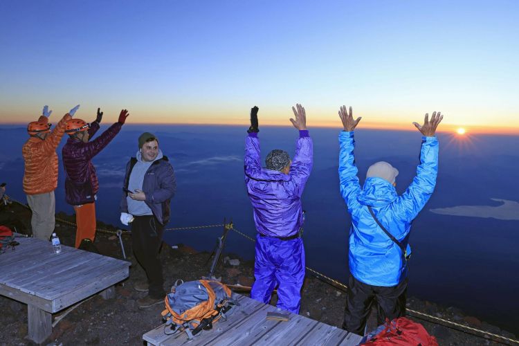 Para pendaki di Gunung Fuji (Japan Times).