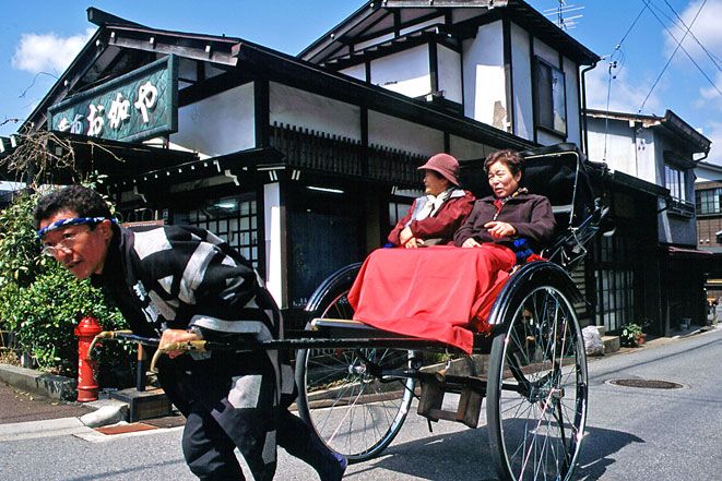 Shafu (orang yang menarik jinrikisha) sedang mengajak pengunjung berkeliling (Japan Photo Archiv).