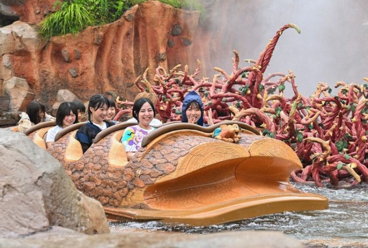 Serunya menikmati wahana bermain air di Tokyo Disney Resort (Mimi Niimiya/Mainichi).