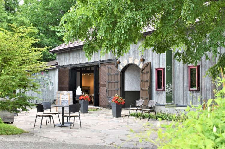 Nikmati camilan di NAYA Café sambil dikelilingi oleh bunga-bunga (Visit Hokkaido).jpg