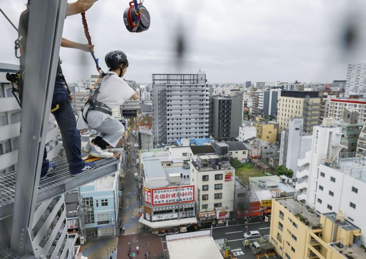 Persiapan sebelum melakukan lompatan dari Tsutenkaku Tower.