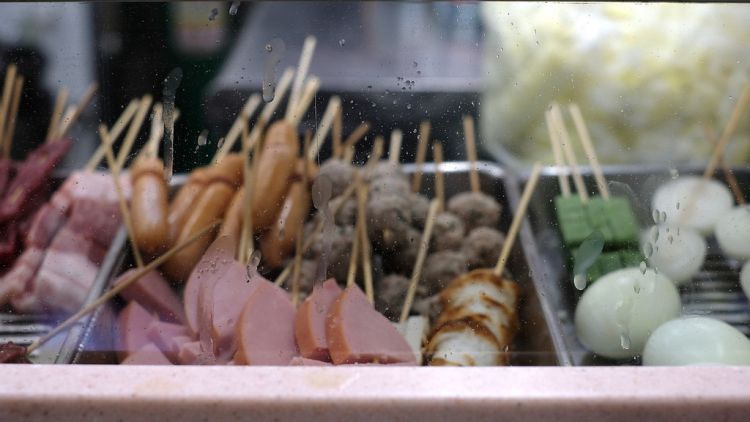 Berbagai sate tusuk yang bisa dijadikan hidangan kushikatsu (Inside Osaka).