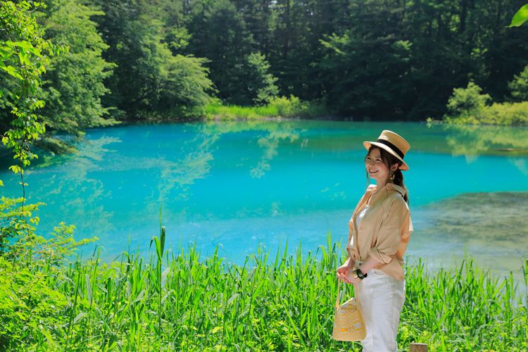 Wisatawan sedang berfoto di salah satu danau Goshikinuma (Urabandai Tourism)