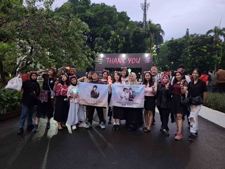 Rombongan Wimpers Indonesia dalam konser LiSA