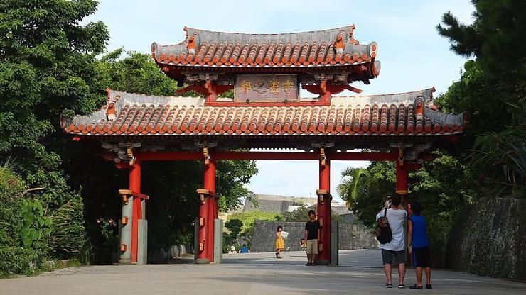 Gerbang Shureimon yang legendaris (Japan Guide).