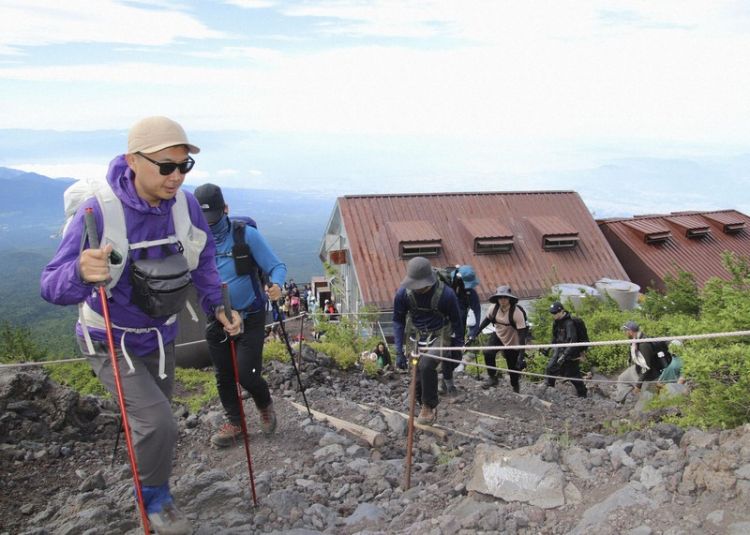 Para pendaki yang melakukan pendakian lewat Prefektur Shizuoka di hari pertama.