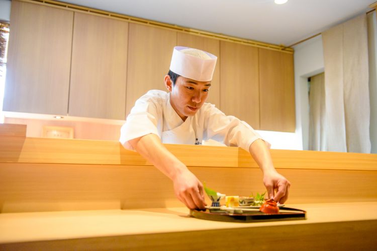 Ise Sueyoshi didirikan oleh Yuki Tanaka yang juga sebagai chef (TimeOut).