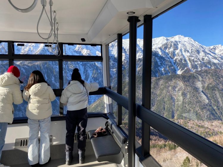 Melihat pemandangan dari Shinhotaka Ropeway (Visit Gifu).