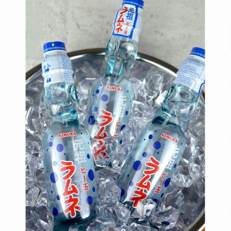 Ramune yang dikemas dalam botol kaca dari Kimura Drink.