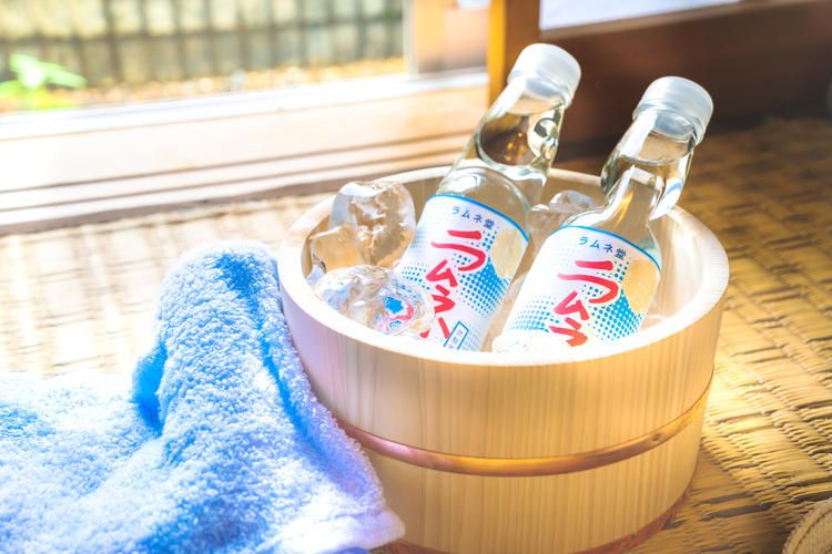 Ramune, minuman bersoda yang menyegarkan di musim panas (Tsunagu Japan).