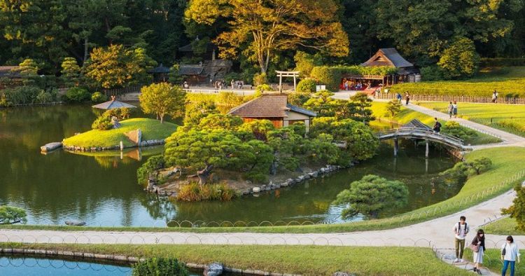 Pemandangan danau dan taman di Korakuen Garden (Japan Travel).