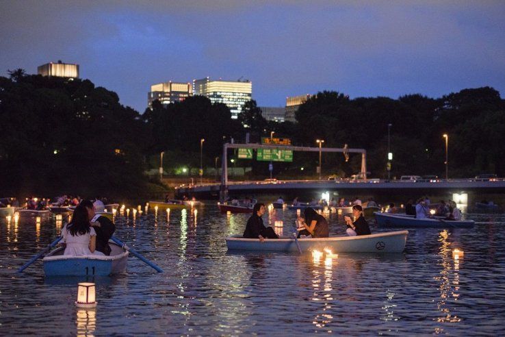 Momen para pengunjung menaiki perahu sambil dikeliligi oleh lampio (Chiyoda City Tourism Association