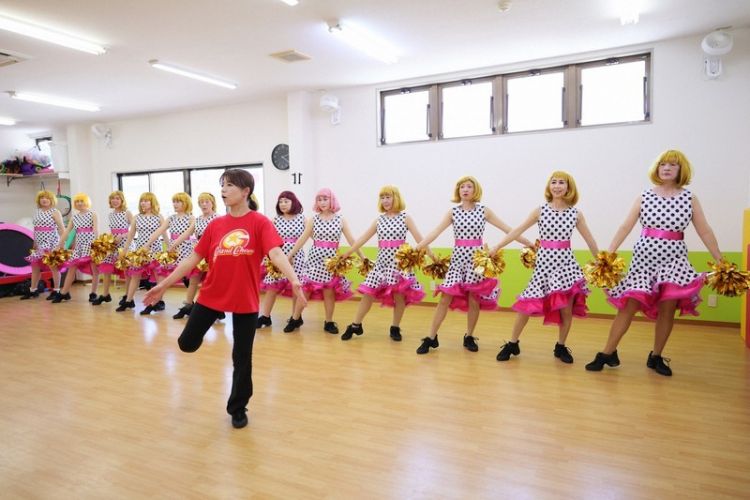 Latihan yang dilakukan dengan wig dan kostum lucu (Kota Yoshida/Mainichi).