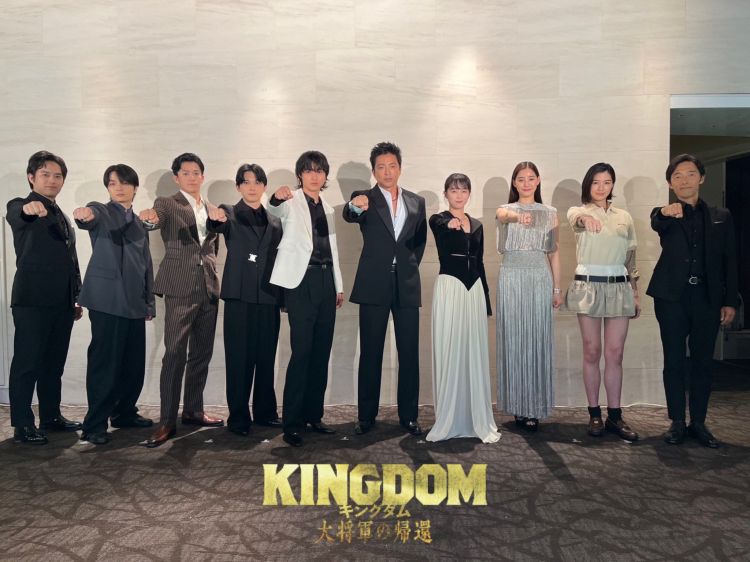 Para pemain film Kingdom saat menghadiri penayangan perdana (@kingdomthemovie/X).