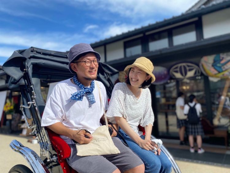 Sepasang pria dan wanita menaiki becak di Izumo (Shimane Official Tourism)