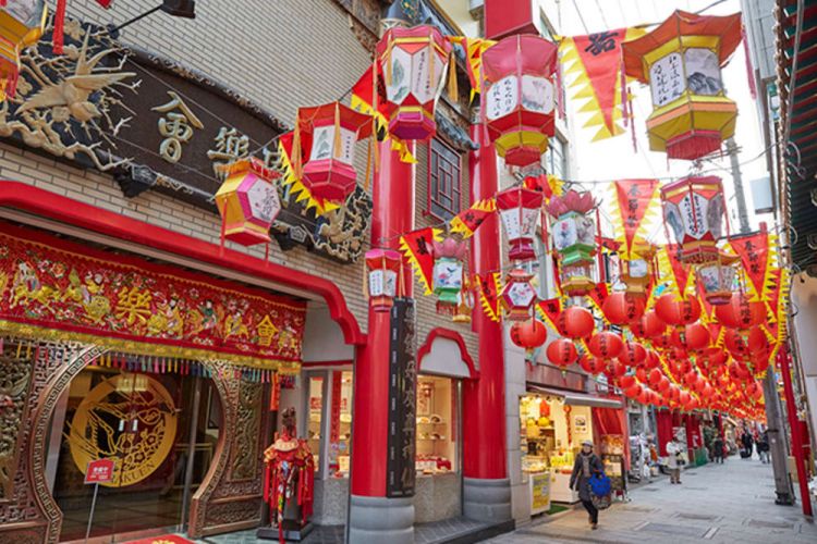 Festival Lentera Nagasaki selalu berlangsung di kawasan Chinatown setiap Tahun Baru Imlek.