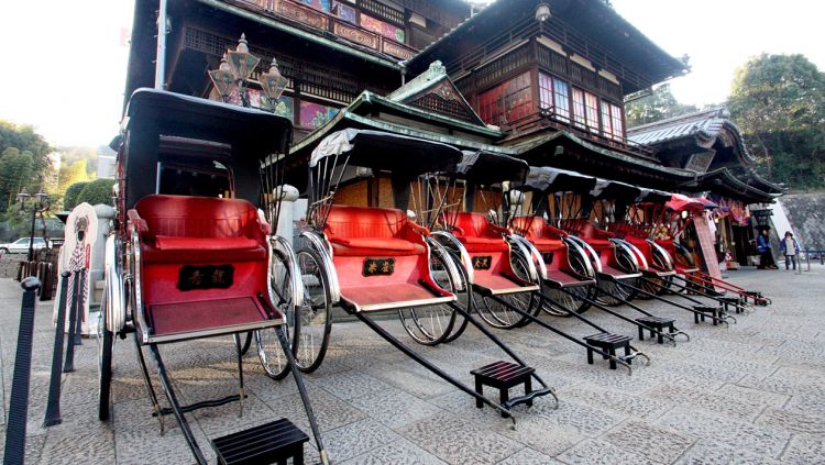 Becak-becak berjejer di depan Dogo Onsen (Offcial Website of Tourism Matsuyama)