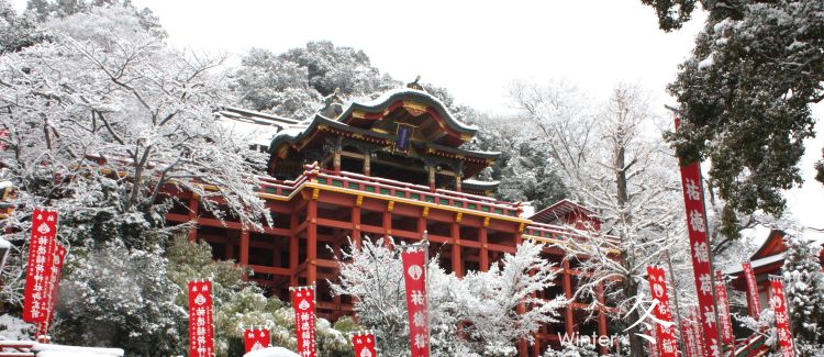 Kuil Yutoku Inari yang diselimuti salju musim dingin (yutokusan.jp).