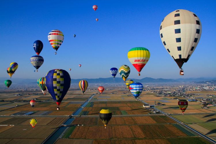 Langit Prefektur Saga yang dipenuhi balon udara raksasa (fukuoka-now.com).