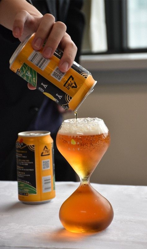 Bir Yoho Brewing yang dituangkan ke gelas unik (Ayane Matsuyama/Mainichi).