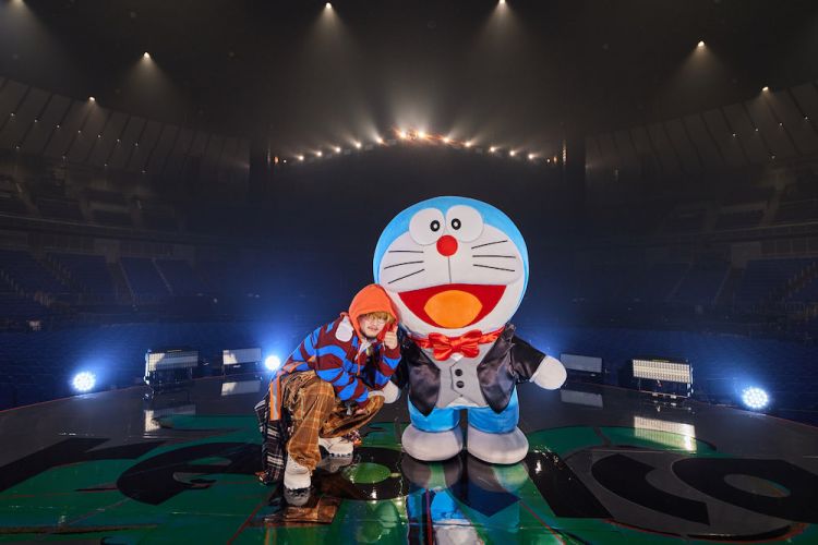 Vaundy bersama Doraemon (f90.dora-world.com).