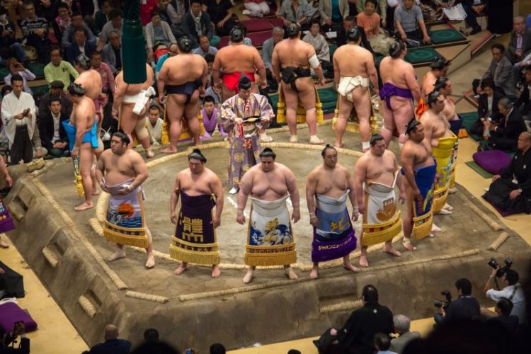 Menonton pertandingan sumo yang menegangkan (Japan Travel).