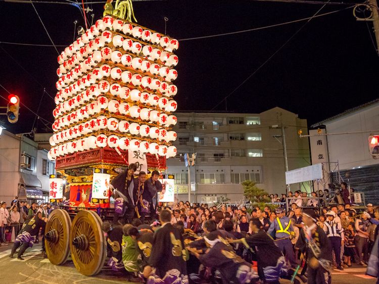 Tobata Gion Yamagasa Festival di Fukuoka yang dipenuhi lentera (kyushuandtokyo.org).