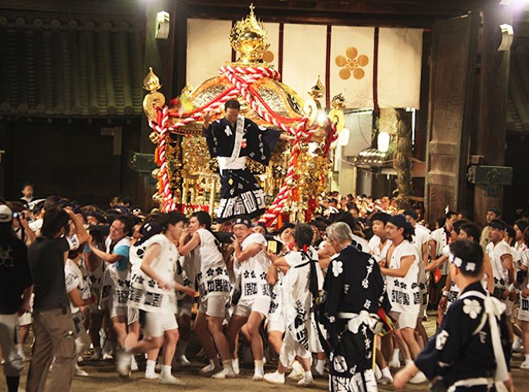 Arak-arakan mikoshi selama Tenjin Matsuri 