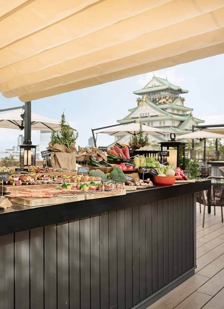 Kastil Osaka dari Blue Birds Rooftop Terrace (landmark-osaka.com).