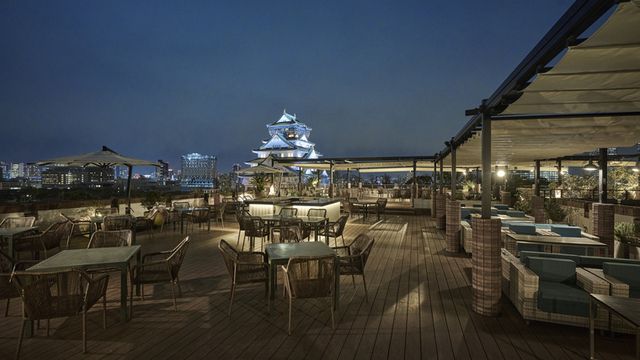 Pemandangan Kastil Osaka dari Blue Birds Rooftop Terrace di malam hari (Tabelog).