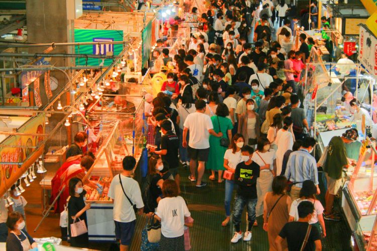 Kepadatan di Karato Fish Market (JNTO).