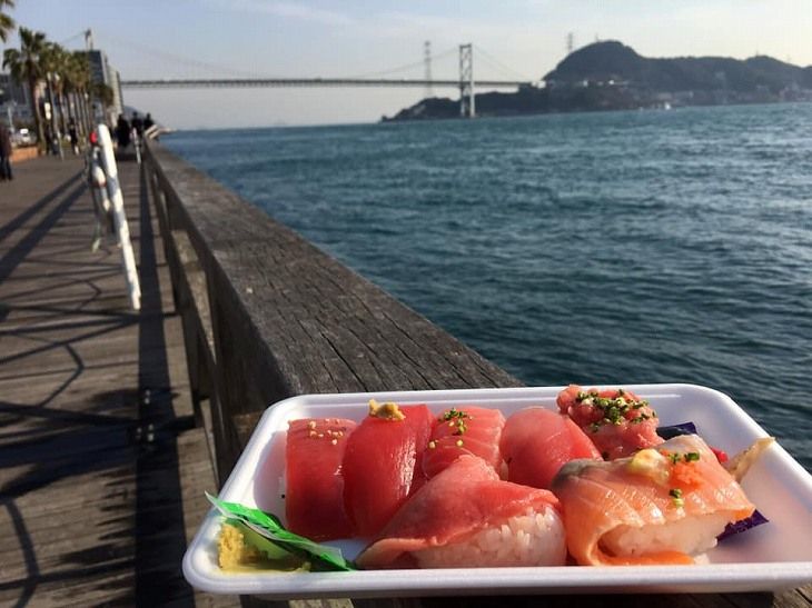 Menikmati sushi di tepi Selat Kanmon (Kitakyushu Walks).