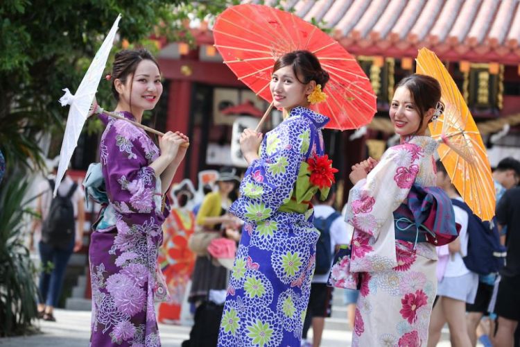 Keliling Okinawa dengan kimono warna-warni yang cantik (Kkday).