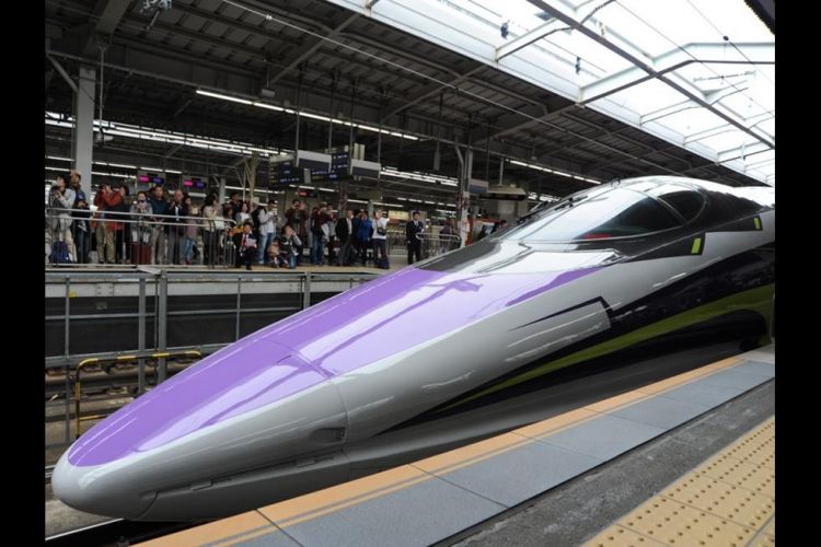 Shinkansen seri 500 dengan tema Evangelion