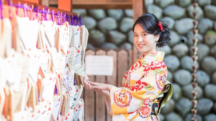 Ilustrasi. Seorang gadis memakai kimono yang cantik (Live Japan).