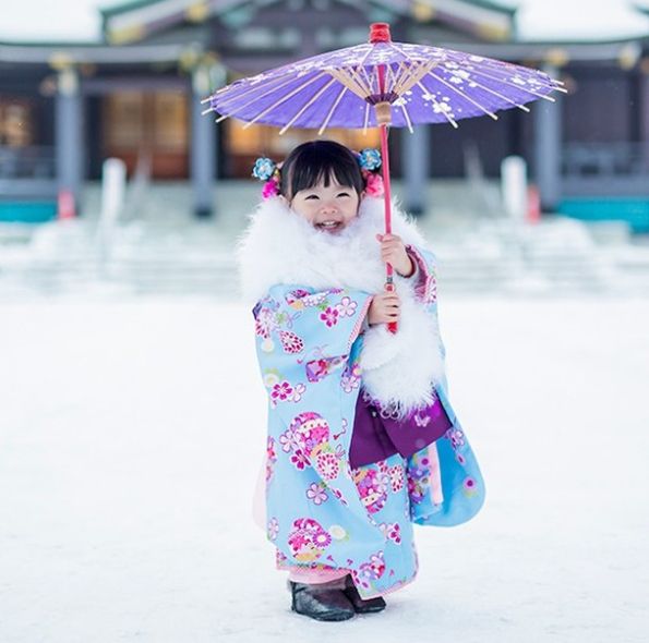 Berpose dengan kimono yang lucu (moon-sakura.com).