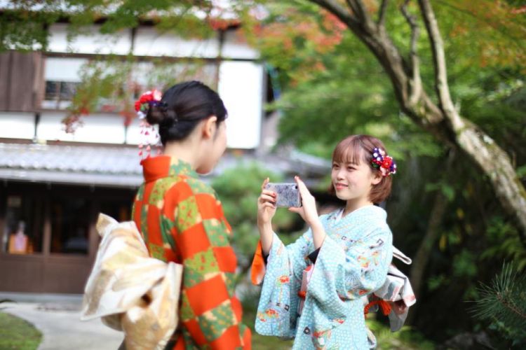 Serunya jalan-jalan sambil mengenakan kimono (Kkday).