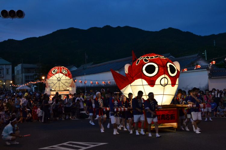 Lentera ikan mas yang memenuhi jalanan Yamaguchi (Japan Cheapo).