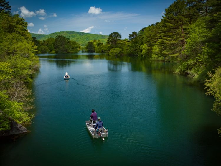 Nikmati memancing dikelilingi oleh pesona indah Taman Nasional Bandai-Asahi (Urabandai Tourism)