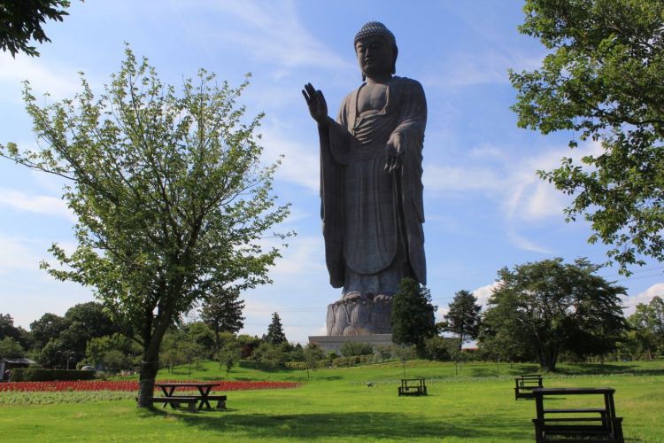 Ushiku Daibutsu, patung Buddha setinggi 120 meter di Prefektur Ibaraki (Japan Travel).