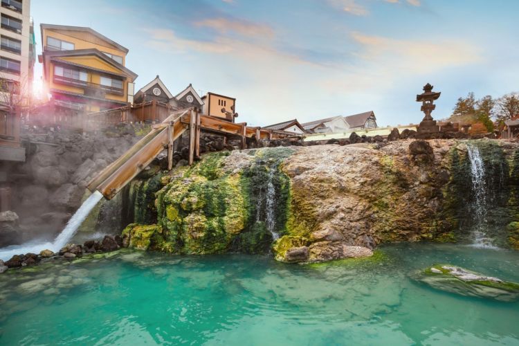 Bermain air dan berenang di pemandian yang ada di Kusatsu (Japan Travel).