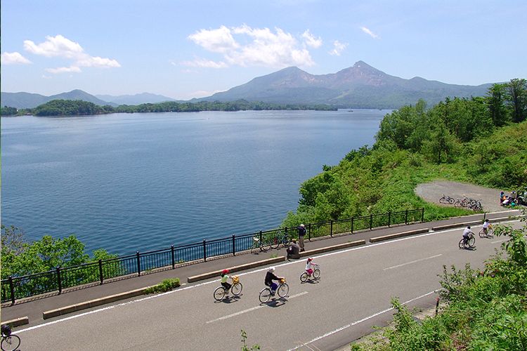 Bersepeda di menyusuri Danau Goshikinuma (Urabandai Tourism)