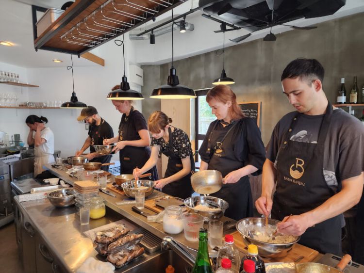 Bersama-sama belajar membuat ramen (airKitchen).